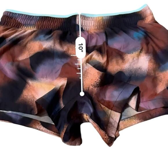 Fabletics Breathe Mid Rise Run Shorts in Meltdown/Crystal Wave/Reflective Silver - Picture 10 of 11